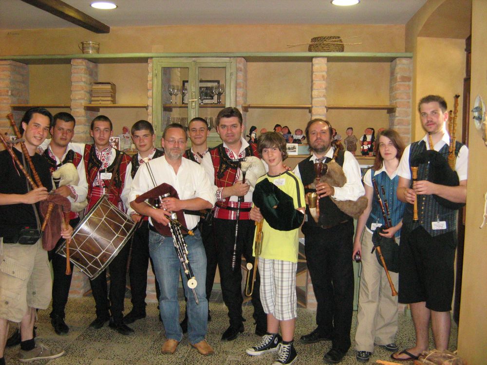 Част от участниците в международнен фестивал ''Маха''-гр.Нерезини Република Хърватска